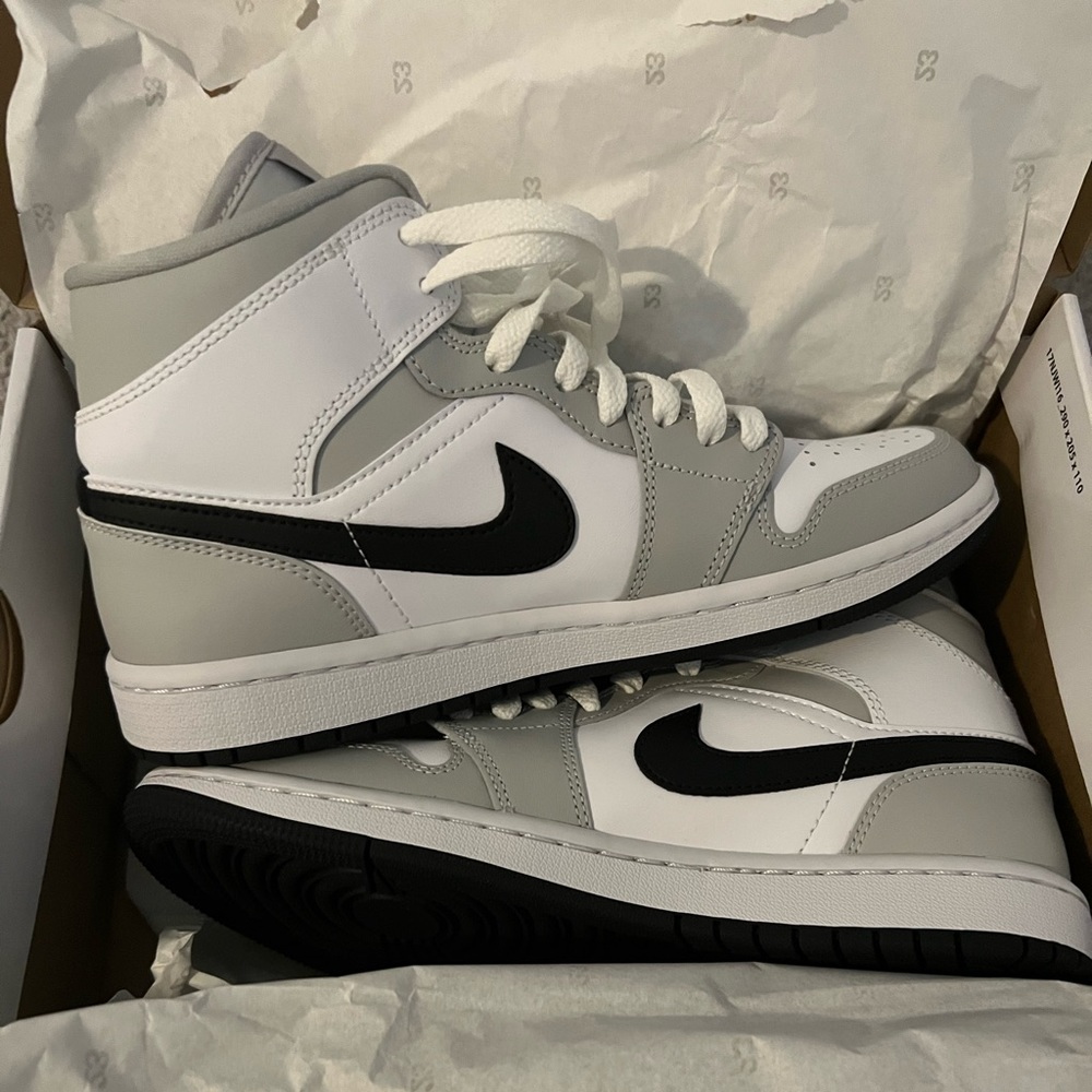 Womens Jordan 1 Mid Women Grey Fog Limited Shoes